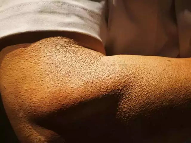 雞皮疙瘩、老年斑、皺紋、皮膚曬后顏色處理等等細節&mdash;&mdash;樹脂雕塑《站崗》