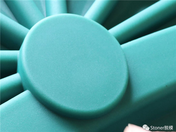 使用Stoner TraSys RotoFlow改善了產品質量，提供了沒有針孔的光滑表面！