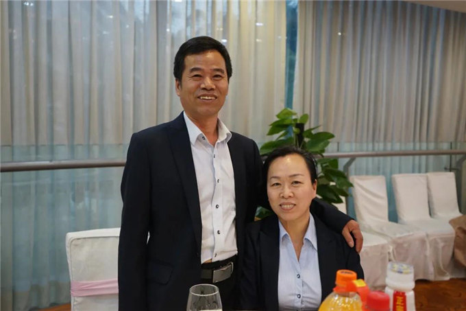 博皓家人們歡聚一堂，把酒言歡，開懷暢飲